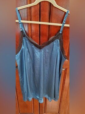 NWT Torrid Teal/ Black lace trimmed Camisole with adjustable straps. Sz.0 (L12)